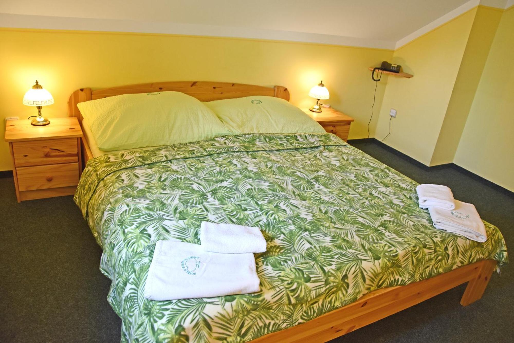 Hotel U Zeleneho Stromu - Zum Gruenen Baum Hřensko Екстериор снимка