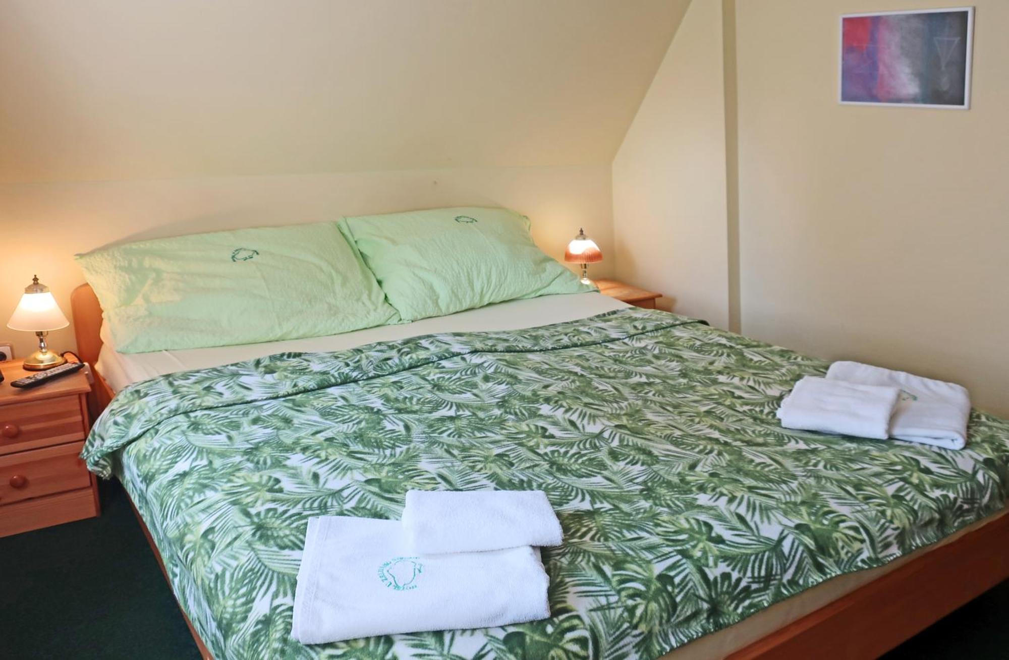 Hotel U Zeleneho Stromu - Zum Gruenen Baum Hřensko Екстериор снимка