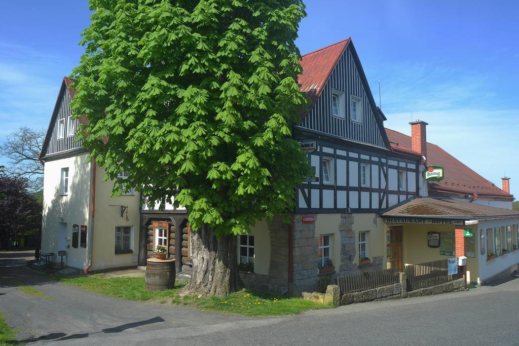 Hotel U Zeleneho Stromu - Zum Gruenen Baum Hřensko Стая снимка